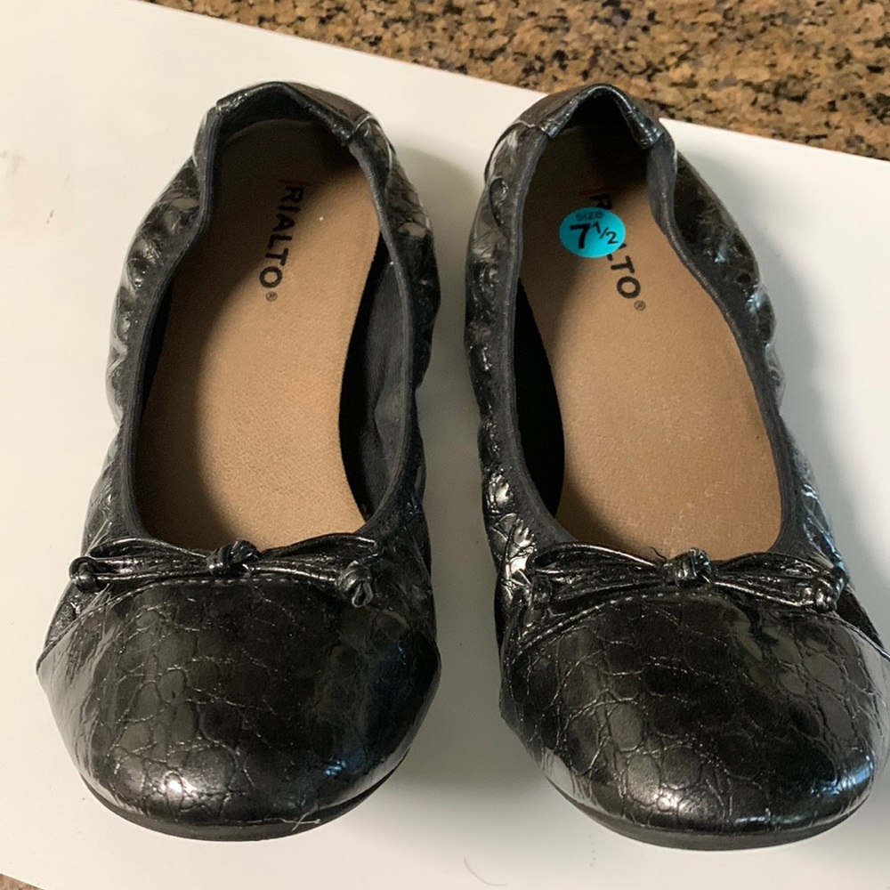 Rialto Woman’s 7 1/2 Black Travel Shoes